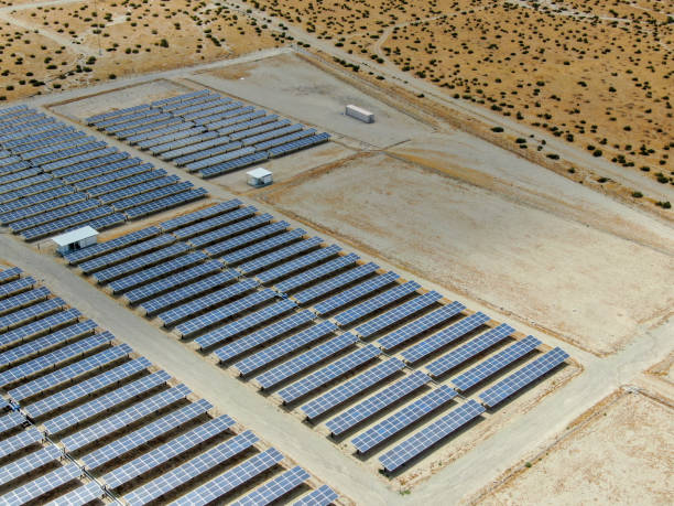 パームスプリングカリフォルニアの熱い乾燥砂漠で本物のエネルギー農場の空中ビューソーラーパネルを備えています - solarpanel ストックフォトと画像