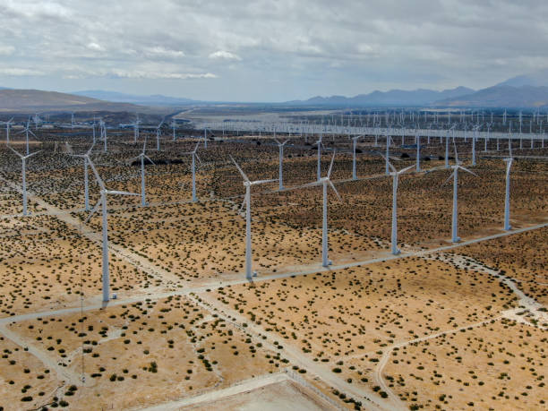 vista aérea de las turbinas eólicas que generan electricidad en el desierto de palm springs - solarpanel fotografías e imágenes de stock