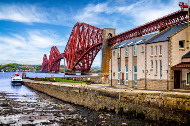 forth railway bridge in edinburgh, scotland, uk - firth of forth rail bridge bridge edinburgh europe imagens e fotografias de stock