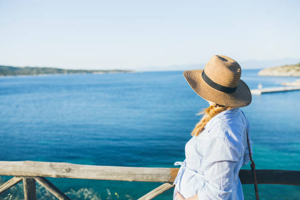 istock Enjoying pregnancy at the sea 1154004675