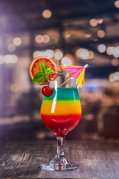 cóctel de verano arcoíris - hurricane cocktail fotografías e imágenes de stock