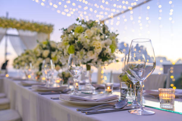 テーブルの上に豪華な結婚式と美しい花で表の設定。 - wedding reception ストックフォトと画像