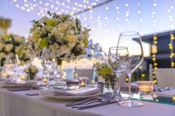 tisch-einstellung bei einer luxus-hochzeit und schöne blumen auf dem tisch. - festmahl stock-fotos und bilder