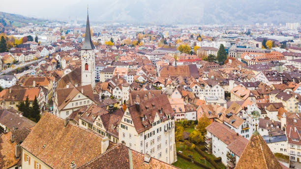 drone widok z lotu ptaka chur szwajcaria piękny widok na szwajcarskie miasto winnice chur i alpy z wieżą zegarową latem - graubunden canton obrazy zdjęcia i obrazy z banku zdjęć