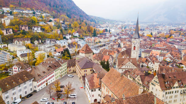 drone widok z lotu ptaka chur szwajcaria piękny widok na szwajcarskie miasto winnice chur i alpy z wieżą zegarową latem - graubunden canton obrazy zdjęcia i obrazy z banku zdjęć