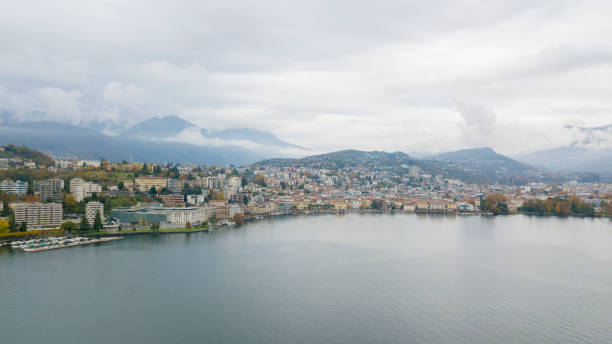 vista aérea de los drones del lago de lugano en la ciudad de lugano en ticino durante un día de verano. vista de la ciudad desde arriba, del lago y las montañas en el fondo - switzerland ticino canton lake lugano fotografías e imágenes de stock