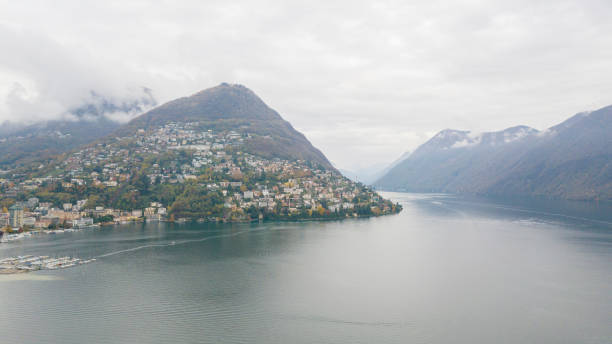 vista aérea de los drones del lago de lugano en la ciudad de lugano en ticino durante un día de verano. vista de la ciudad desde arriba, del lago y las montañas en el fondo - switzerland ticino canton lake lugano fotografías e imágenes de stock