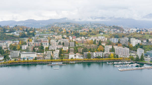 vista aérea de los drones del lago de lugano en la ciudad de lugano en ticino durante un día de verano. vista de la ciudad desde arriba, del lago y las montañas en el fondo - switzerland ticino canton lake lugano fotografías e imágenes de stock