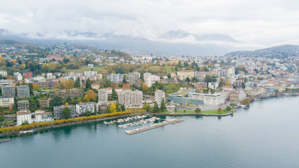 vista aérea de los drones del lago de lugano en la ciudad de lugano en ticino durante un día de verano. vista de la ciudad desde arriba, del lago y las montañas en el fondo - switzerland ticino canton lake lugano fotografías e imágenes de stock