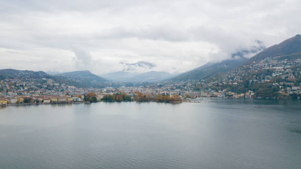 vista aérea de los drones del lago de lugano en la ciudad de lugano en ticino durante un día de verano. vista de la ciudad desde arriba, del lago y las montañas en el fondo - switzerland ticino canton lake lugano fotografías e imágenes de stock