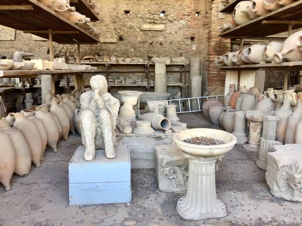 Pompeii Cast of a victim and Roman amphorae and artefacts from the ancient Roman city of Pompeii victims the ruins of pompeii stock pictures, royalty-free photos & images