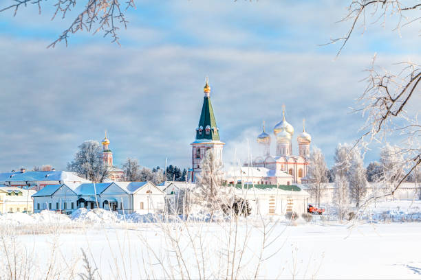 valdai iversky kloster im wintermorgen, frost. valdai, region nowgorod, russland - novgorod stock-fotos und bilder