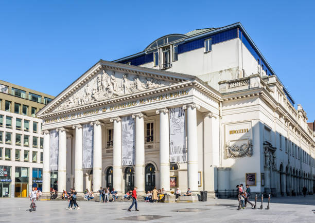 drei viertel frontansicht auf das königliche theater der münze, brüsseler opernhaus. - national concert hall stock-fotos und bilder