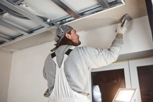 istock Workman plastering gypsum walls inside the house. 1154036844