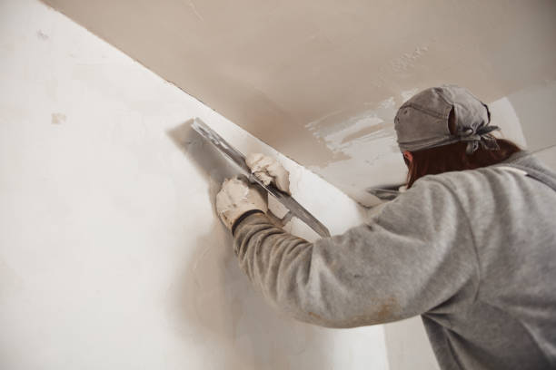 istock Workman plastering gypsum walls inside the house. 1154036858