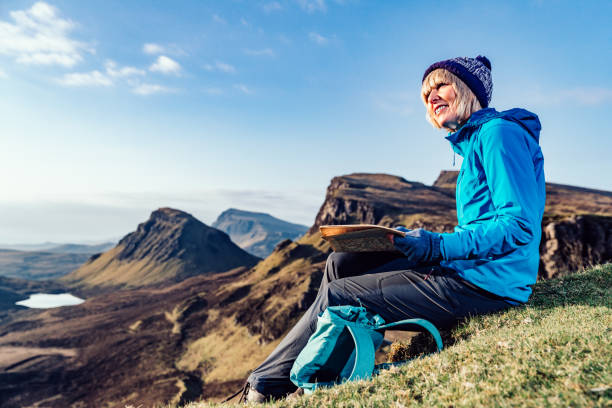 senderismo el sendero quiraing, isla de skye, escocia - map uk hiking reading fotografías e imágenes de stock