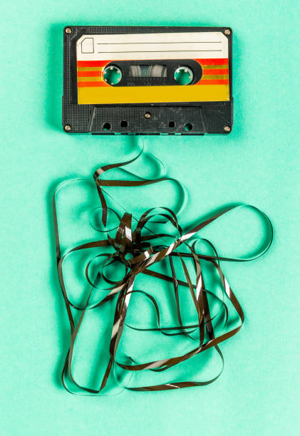 vieilles cassettes audio sur fond turquoise - unusable photos et images de collection