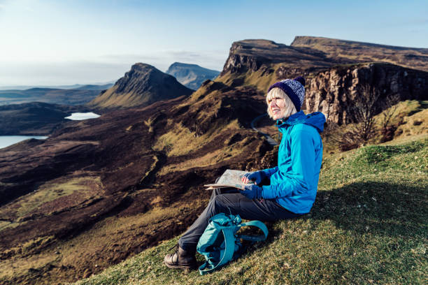 senderismo el sendero quiraing, isla de skye, escocia - map uk hiking reading fotografías e imágenes de stock