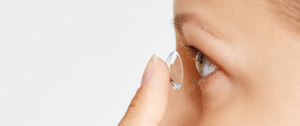 젊은 여성은 콘택트 렌즈를 눈에 넣습니다. - contact lens human eye human face women 뉴스 사진 이미지