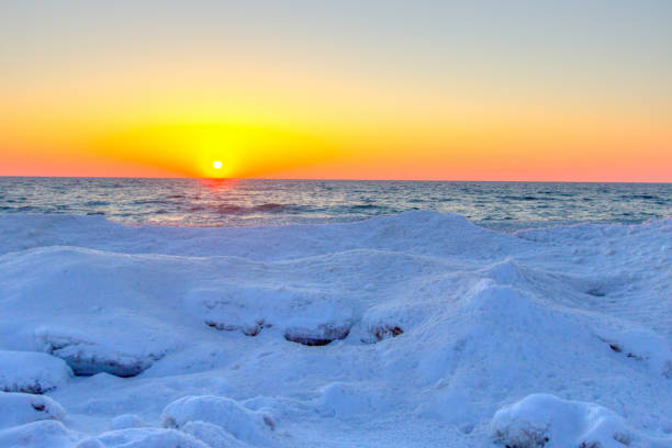 winter sunset on the coast of lake michigan - lake michigan sun sunlight nature imagens e fotografias de stock