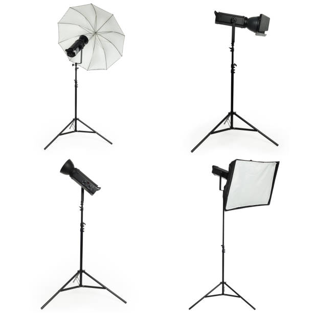 equipo de iluminación de estudio fotográfico aislado en blanco - encender fotos fotografías e imágenes de stock