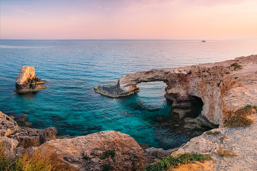 Ayia Napa puente de amor en el mar Mediterráneo al atardecer, Chipre l photo