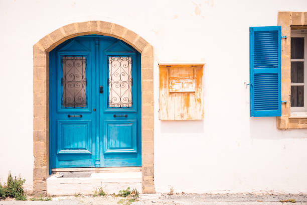 puerta azul y colorido edificio en paphos, chipre - paphos fotografías e imágenes de stock