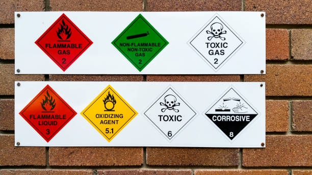 una serie de gases y productos químicos inflamables, no inflamables, tóxicos, corrosivos y oxidantes - toxic substance danger warning sign fire fotografías e imágenes de stock