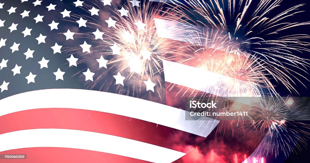 Bandera americana y fuegos artificiales para la celebración día de la independencia - Foto de stock de Cuatro de julio libre de derechos