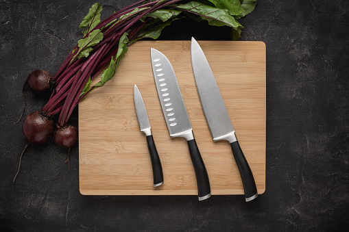 Cuchillos de cocina set en tabla de corte de madera photo
