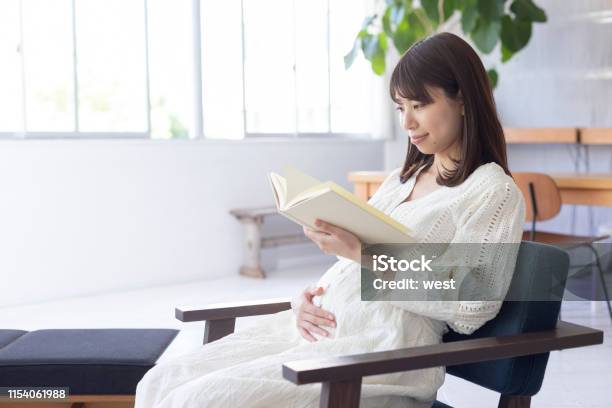 Foto de Mulher Gravida Que Lê Um Livro e mais fotos de stock de 20 Anos - 20 Anos, Adulto, Artigo de decoração