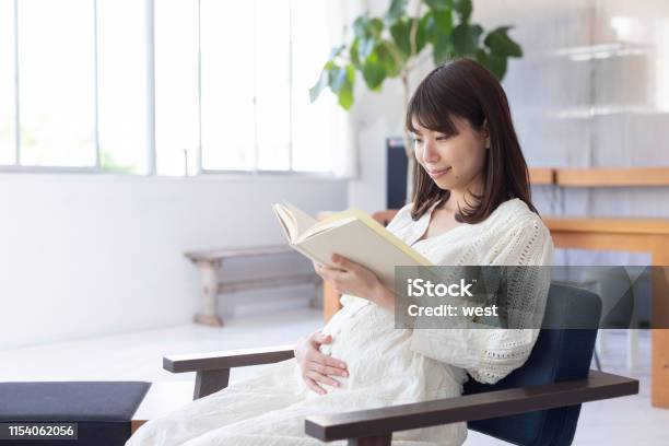 Foto de Mulher Gravida Que Lê Um Livro e mais fotos de stock de 20 Anos - 20 Anos, Adulto, Artigo de decoração