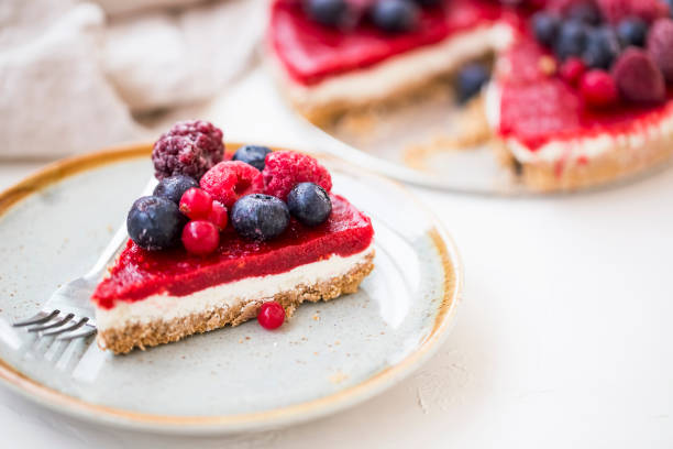 rebanada de tarta de queso berry, fruta roja fresca congelada y rebanada de tarta de queso, sabroso postre - tart dessert plate white fotografías e imágenes de stock