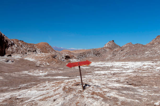 область лунной долины (валье-де-ла-луна) геологического образования камня и песка, расположенного в горном хребте солт, пустыня атакама, чил - чил стоковые фото и изображения
