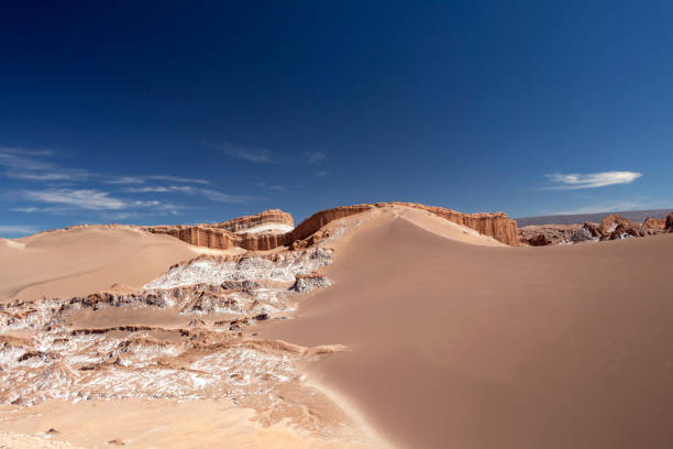 область лунной долины (валье-де-ла-луна) геологического образования камня и песка, расположенного в горном хребте солт, пустыня атакама, чил - чил стоковые фото и изображения