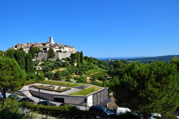 saint-paul-de-vence mittelalterliches dorf côte d ' azur frankreich sommerreisen - cannes french riviera france beach stock-fotos und bilder