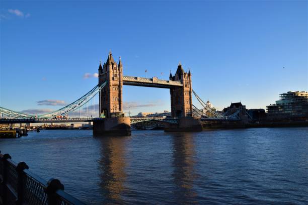 tower bridge londyn tamiza czyste błękitne niebo - london england thames river sky tower zdjęcia i obrazy z banku zdjęć