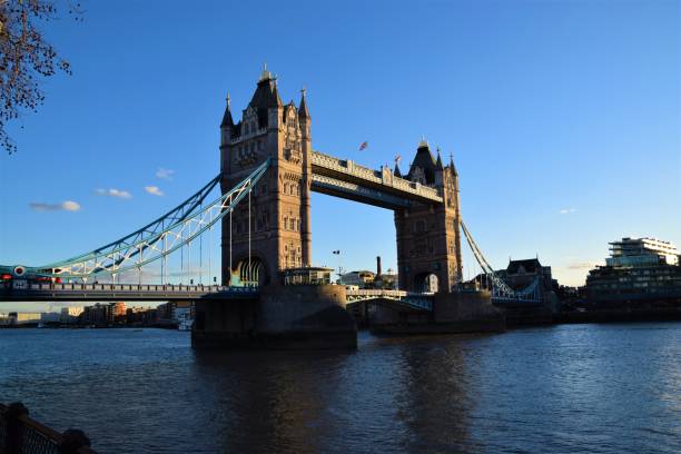 tower bridge londyn tamiza czyste błękitne niebo - london england thames river sky tower zdjęcia i obrazy z banku zdjęć