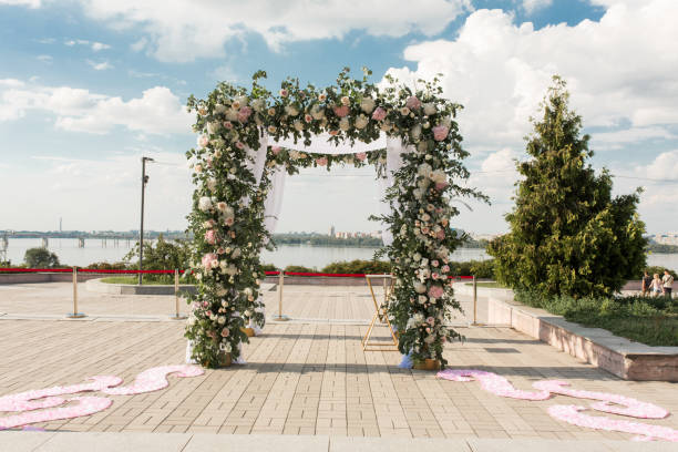 праздничная чуппа, украшенная свежими красивыми цветами для свадебной церемонии под открытым небом. - ketubah стоковые фото и изображения