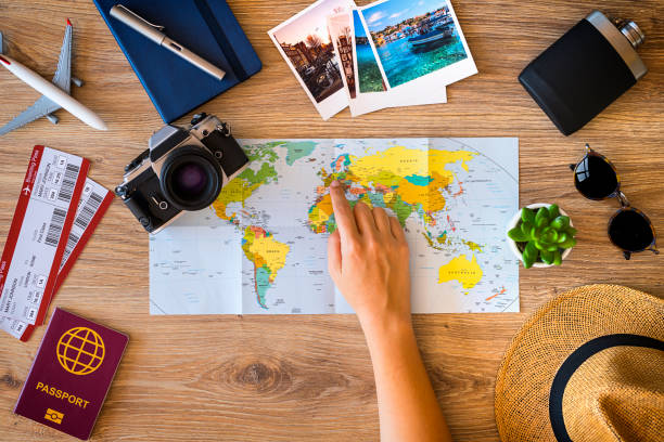 planificar un viaje - map cartography travel human hand fotografías e imágenes de stock