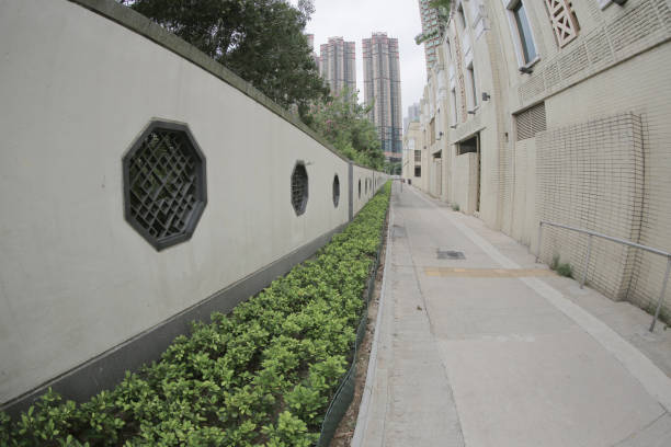 istock Messy side alley in hk 2 Nov 2014 1154078920