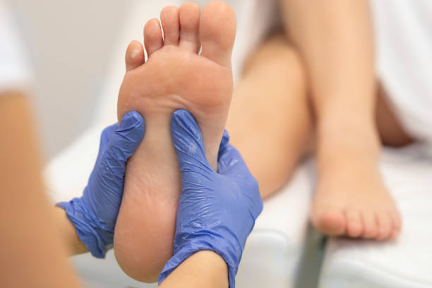 istock Masseur making feet massage in spa salon 1154079119