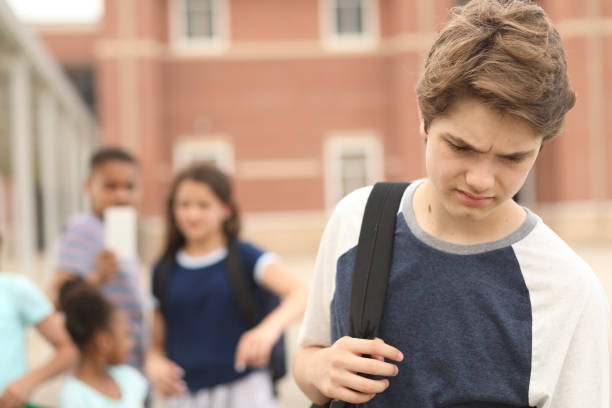 menino da idade elevada júnior que está sendo intimidado na escola. - peer pressure - fotografias e filmes do acervo