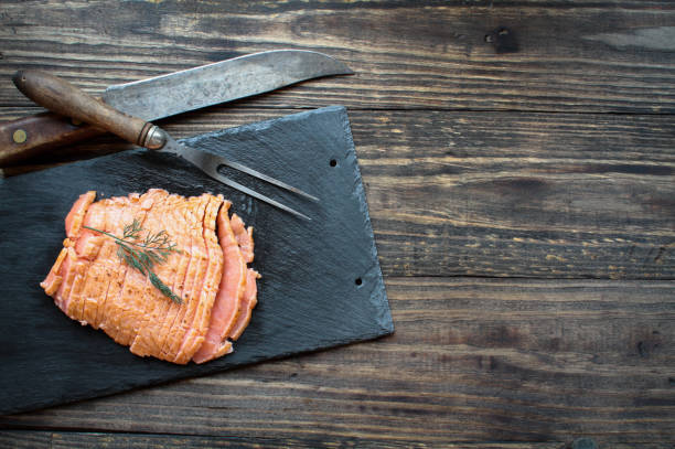 plasterki wędzonego łososia z koperkiem na rustykalnym tle stołu drewnianego - salmon fillet gravlax dill zdjęcia i obrazy z banku zdjęć