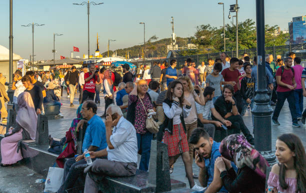 la multitud espera en la estación de autobuses del casco antiguo de estambul en el cuerno de oro - estación de autobús fotografías e imágenes de stock