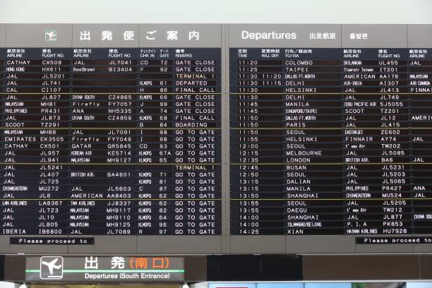 départs de l’aéroport de tokyo - airport india arrival departure board delhi photos et images de collection