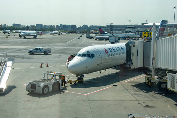 à la porte - people traveling business travel travel new york city photos et images de collection