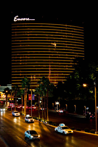 encore hotel and casino at night w las vegas, nevada, stany zjednoczone ameryki - wynn las vegas encore las vegas building exterior built structure zdjęcia i obrazy z banku zdjęć