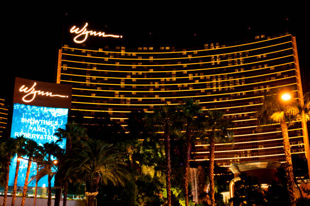 il wynn hotel and casino di notte a las vegas, nevada, stati uniti - las vegas metropolitan area the las vegas strip casino sign foto e immagini stock