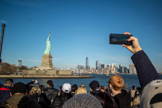 gente tomando fotos en la estatua de la libertad - statue of liberty fotos fotografías e imágenes de stock